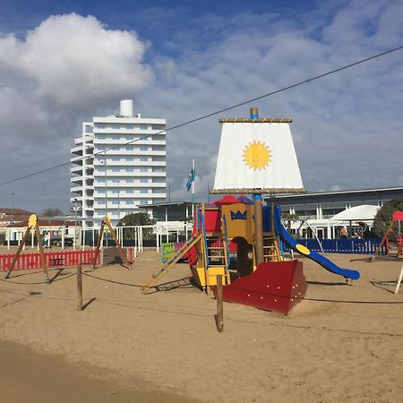 Beach Palace With Small Swimming Pool, Private Beach, Parking Lido di Jesolo Exterior photo